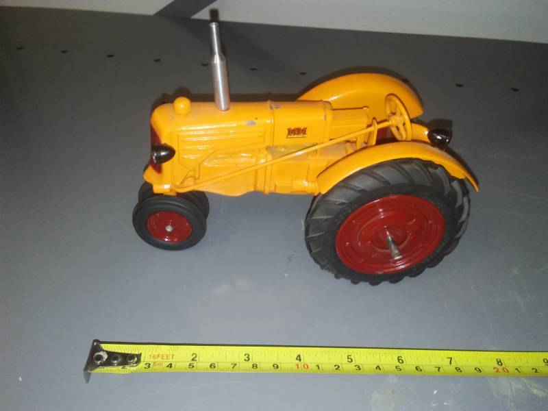 lot 28 image: Minneapolis Moline,MM narrow wheel tractor