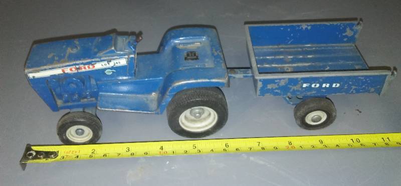 lot 30 image: Ford utility tractor and wagon