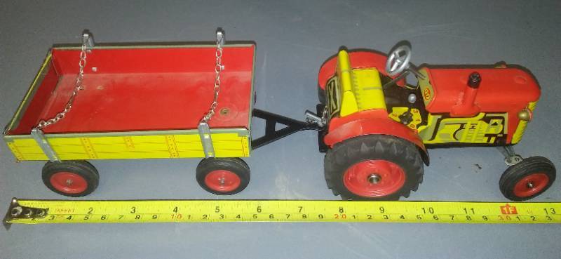 lot 32 image: Tin tractor and trailer