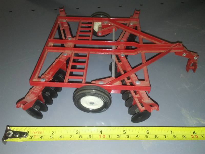 lot 33 image: International Harvester IH disc, metal