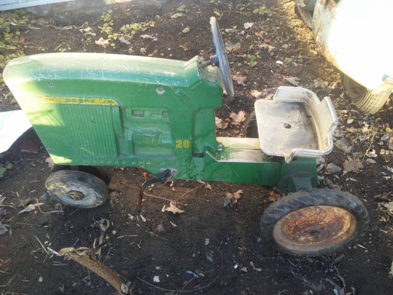 lot 40 image: John Deere 20 pedal tractor.
