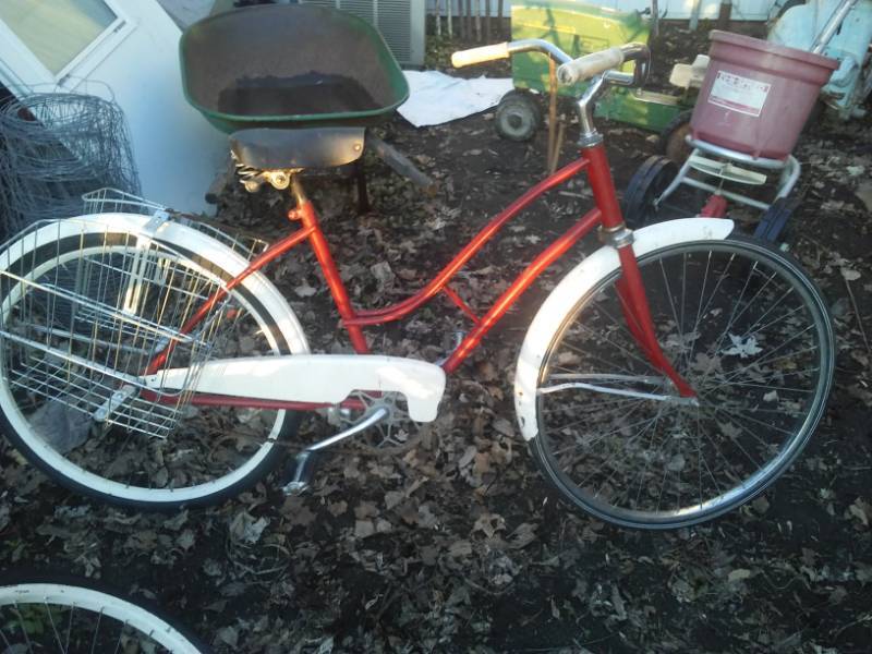 lot 46 image: Womens bicycle, 60s bike