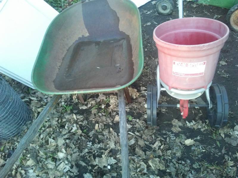 lot 47 image: Wheelbarrow and fertilizer broadcast spreader.