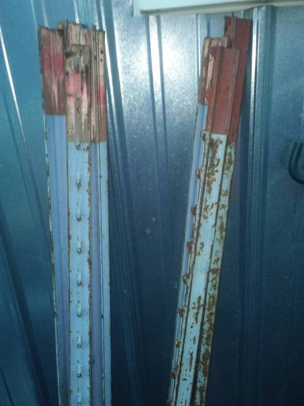 lot 48 image: Fencing, fence posts, peony baskets, tomato cages, trailer hitch