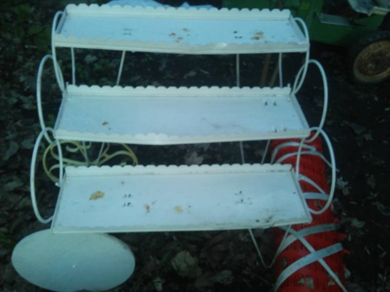 lot 50 image: Gardening indoor outdoor display and watering cans, snow fence.