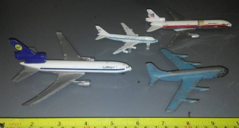 lot 67 image: 4 commercial passenger planes Jets Lufthansa, United, Air Force One.