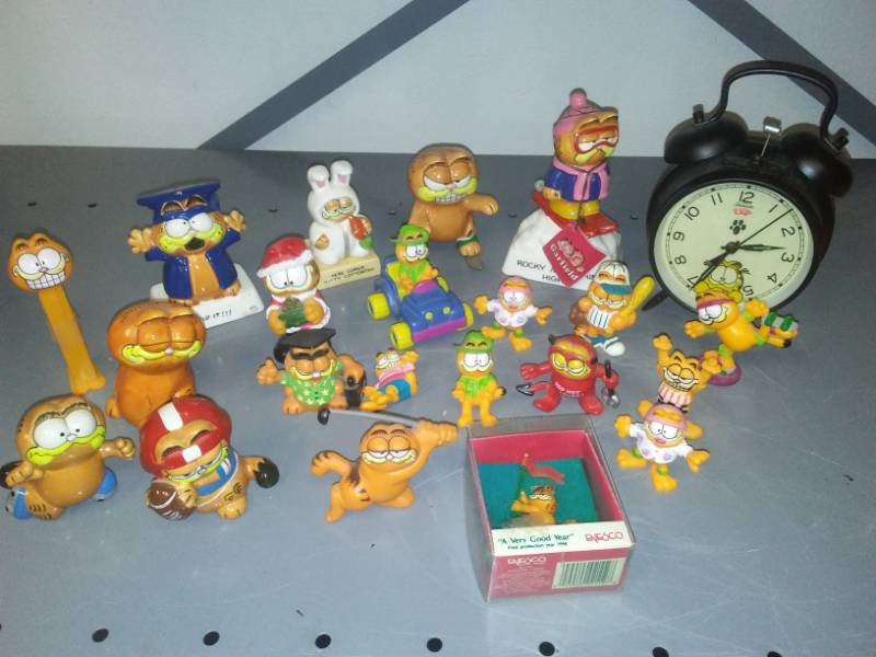 lot 70 image: Garfield ultimate collection including Pez and Sunbeam clock.