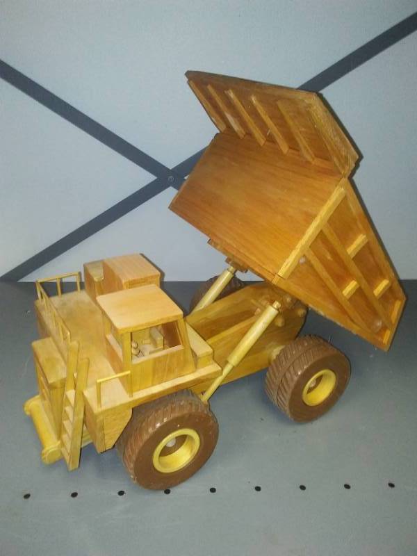lot 94 image: Handmade dump truck