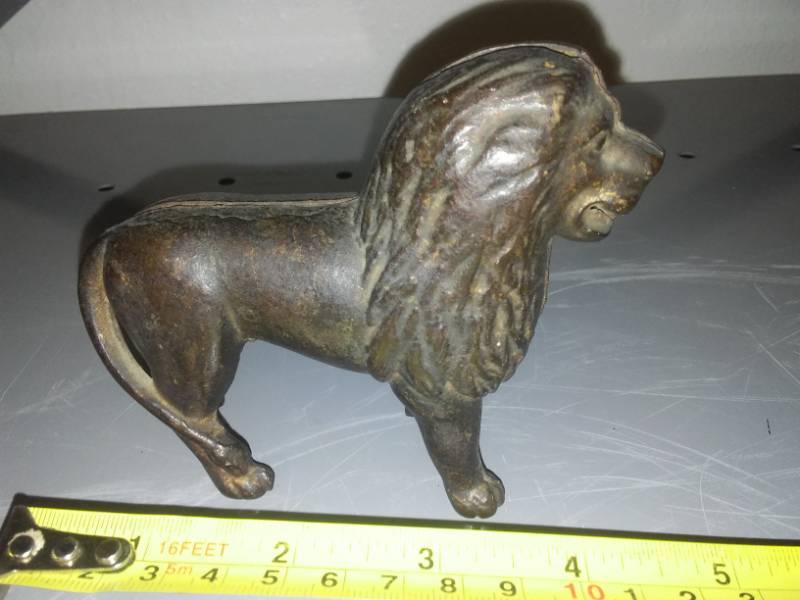 lot 99 image: Cast lion bank, Vintage.