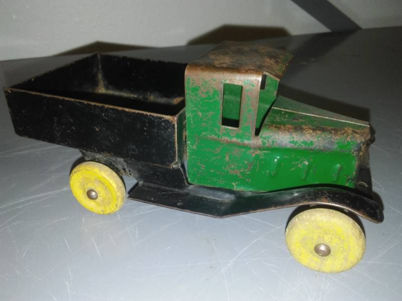 lot 102 image: Vintage metal pick up,