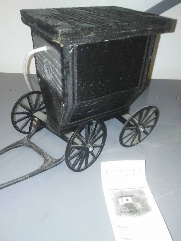 lot 118 image: Horse and buggy birdhouse - new