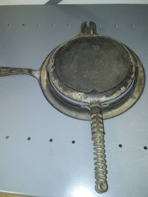 lot 134 image: Griswold cast round waffle maker
