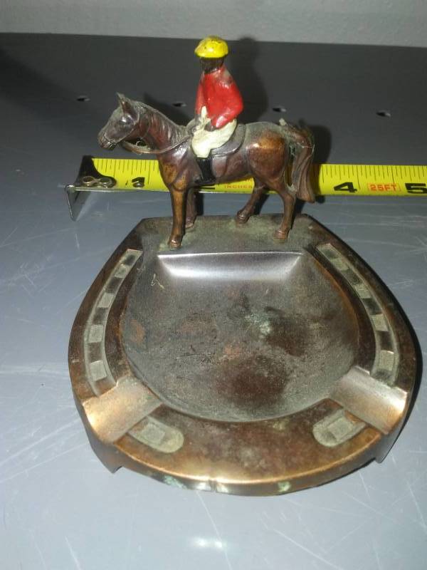 lot 154 image: Brass and painted jockey and horse, horse shoe ashtray.