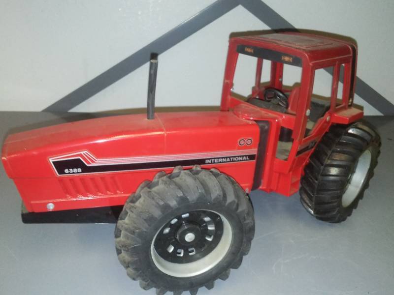 lot 164 image: International 6388, 2 plus 2 tractor, I. H. Excellent, 2675.