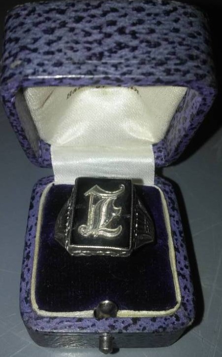 lot 187 image: Mens ring vintage