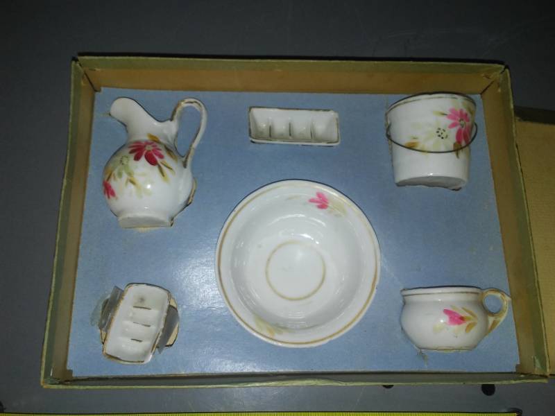 lot 190 image: Factory box of miniature porcelain, Circa 1905.