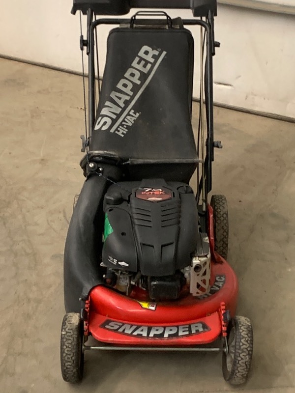 lot 11 image: Snapper Hi-Vac Lawn Mower