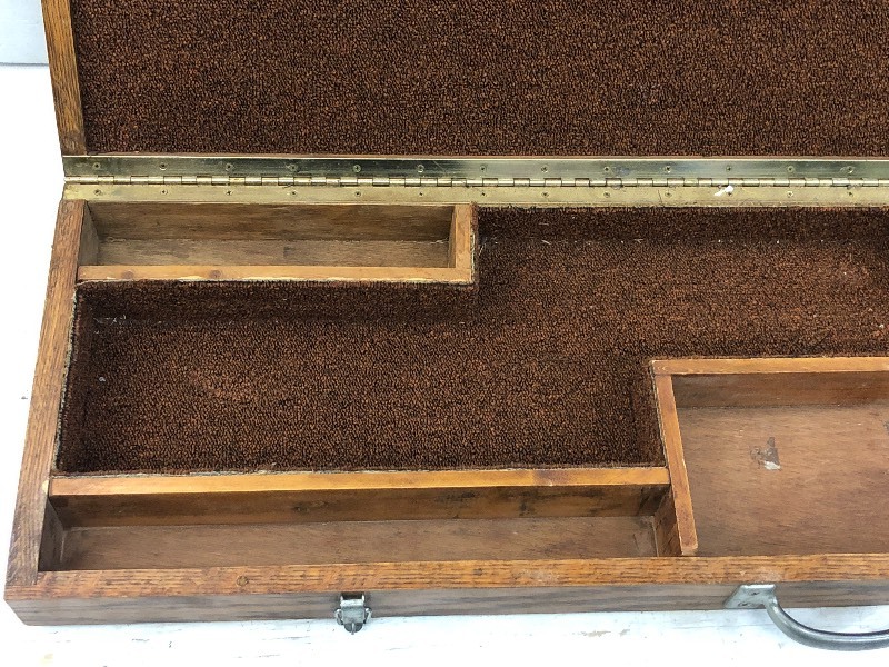lot 12 image: Vintage Wooden Gun Case