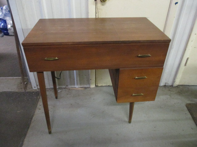 lot 65 image: Singer Sewing Machine
