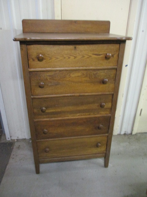 lot 75 image: Antique Dresser