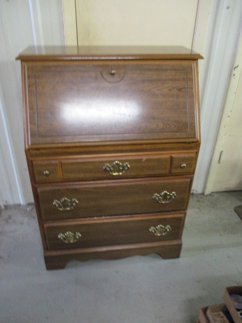 lot 111 image: Desk