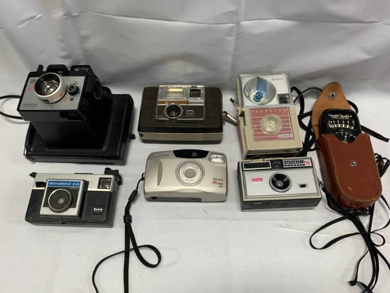 lot 37 image: Lot of 6 Vintage Cameras & Exposure Meter