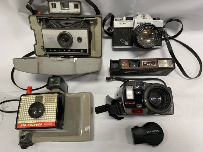 lot 38 image: Lot of 5 Vintage Cameras