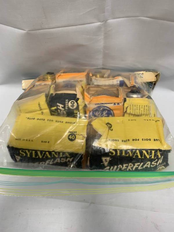 lot 40 image: Lot of 19 Vintage Camera Bulbs