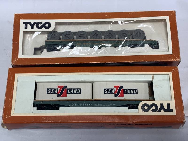 lot 81 image: Vintage Tyco Sea Land & Great Northern Train Cars