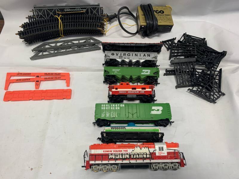 lot 82 image: Tyco Lot of Train Cars, Track, etc.