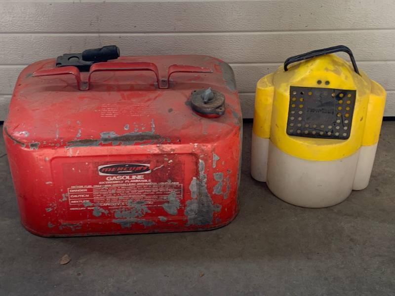 lot 112 image: Mercury 6 Gallon Gas Tank & Minnow Bucket