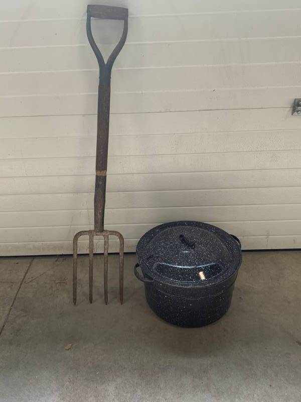 lot 117 image: Beer Can Chicken Roaster & Pitchfork