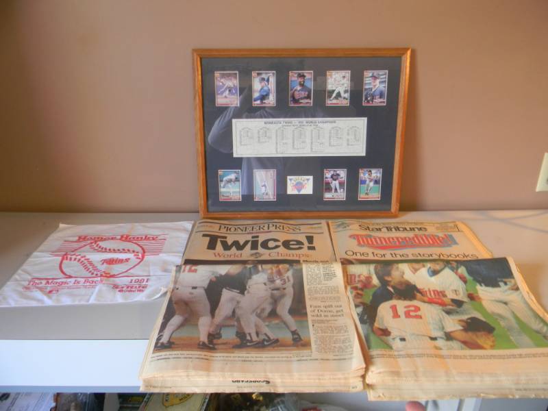lot 22 image: MINNESOTA TWINS 1991 GREATEST WORLD SERIES OF ALL TIME CARD SIGN APPROX 22 BY 18 - WITH ORIGINAL 1991 HOMER HANKY & STAR TRIBUNE PAPERS - SEE PICTURES