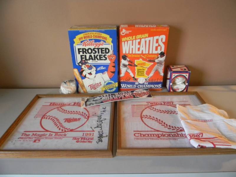 lot 48 image: MINNESOTA TWINS 1987 & 1991 WORLD SERIES COLLECTION - SEE PICTURES