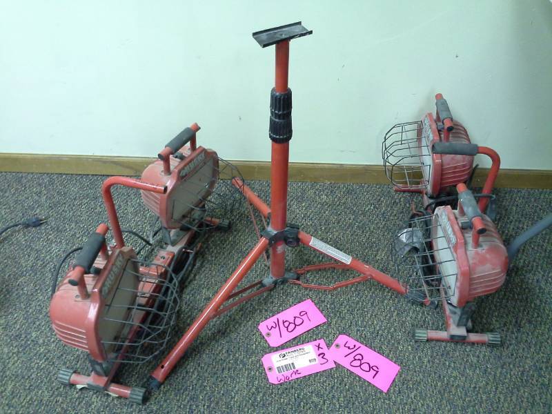 lot 809 image: Lot of (3) HDX 2-Head Work Lights with Tripod
