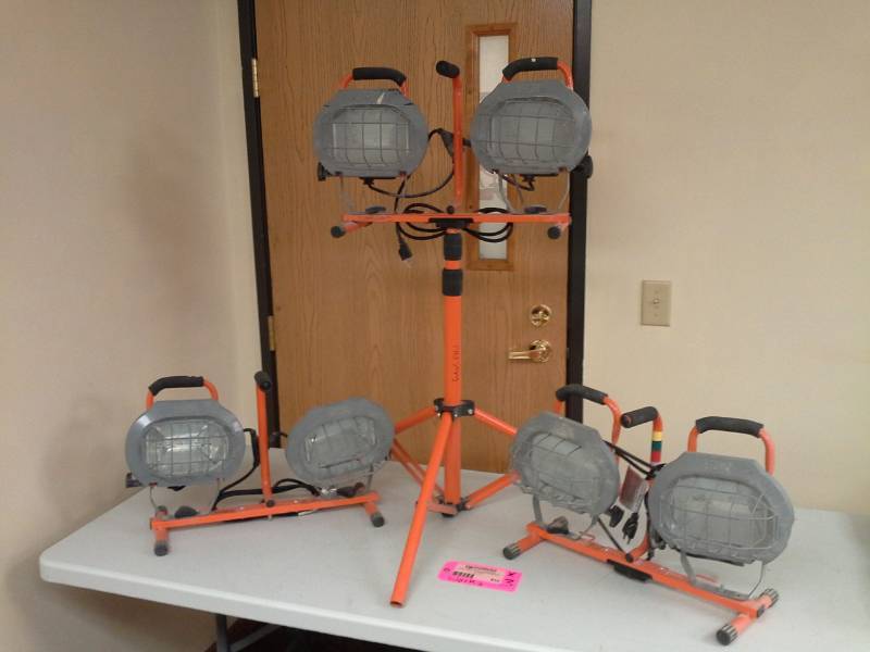 lot 810 image: Lot of (3) HDX 2-Head Work Lights with Tripod