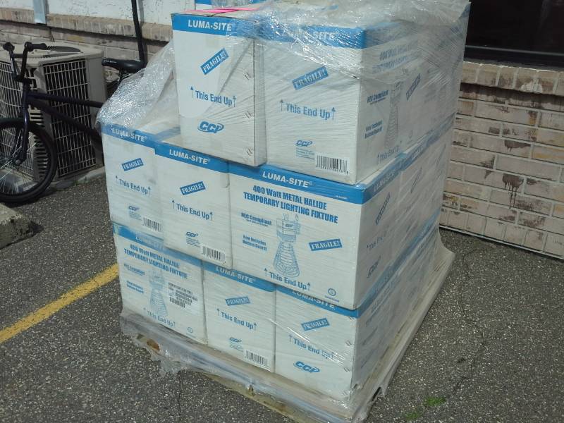 lot 714 image: Lot of (18) Luma-Site 400W Metal Halide Temporary Lighting Fixtures