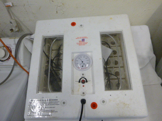 lot 6 image: Farm Innovators Still Air Incubator