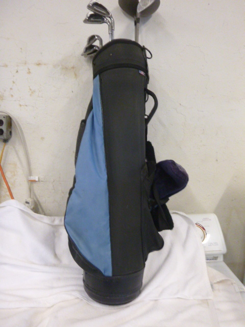 lot 8 image: Golf Clubs with Bag