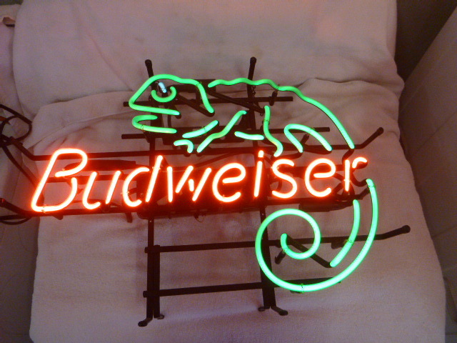lot 9 image: Budweiser Lizard Lighted Sign