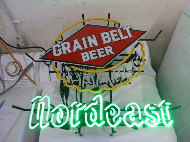 lot 10 image: Grain Belt Nordeast Lighted Sign