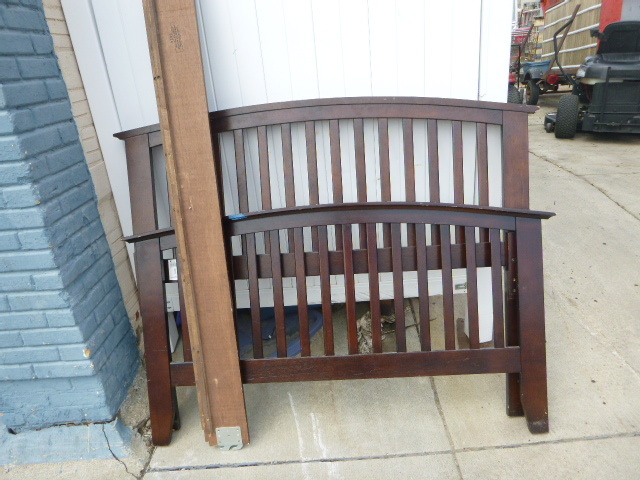 lot 21 image: Full Size Cherry Wood Bed