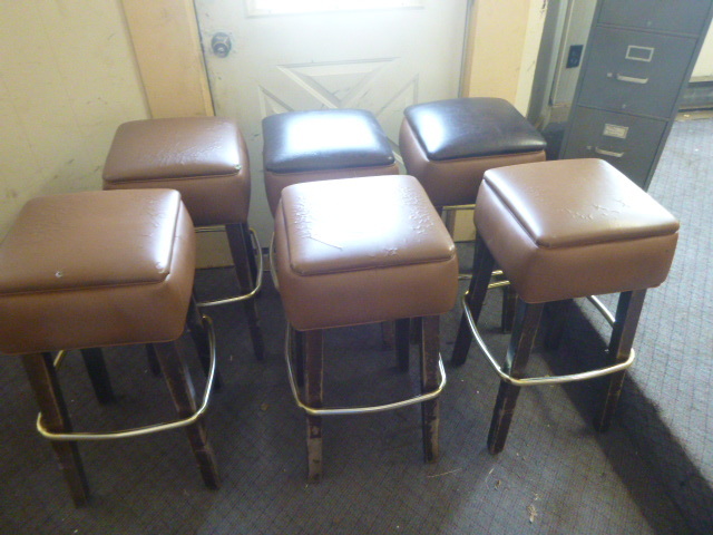 lot 30 image: 6 Bar Stools