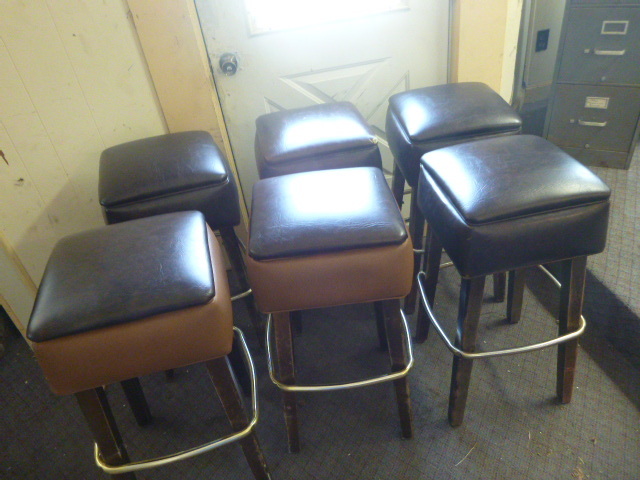 lot 31 image: 6 Bar Stools