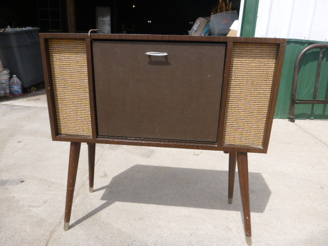 lot 26 image: Vintage Symphonic Solid State Phonograph