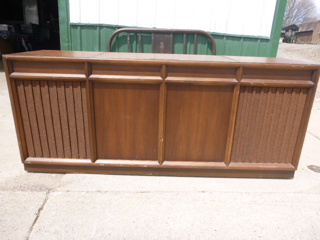 lot 27 image: Vintage Motorola Stereo