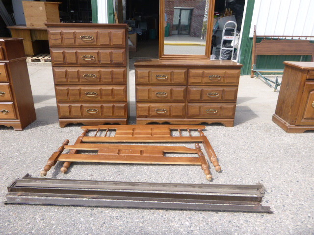 lot 29 image: Bedroom Set