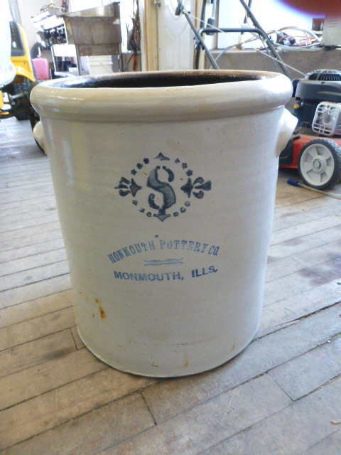 lot 55 image: Monmouth Pottery No. 8 Crock