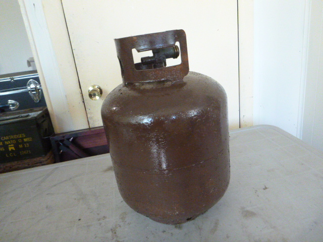 lot 61 image: 20# LB Tank