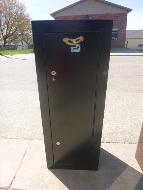 lot 42 image: Homak Metal Gun Cabinet